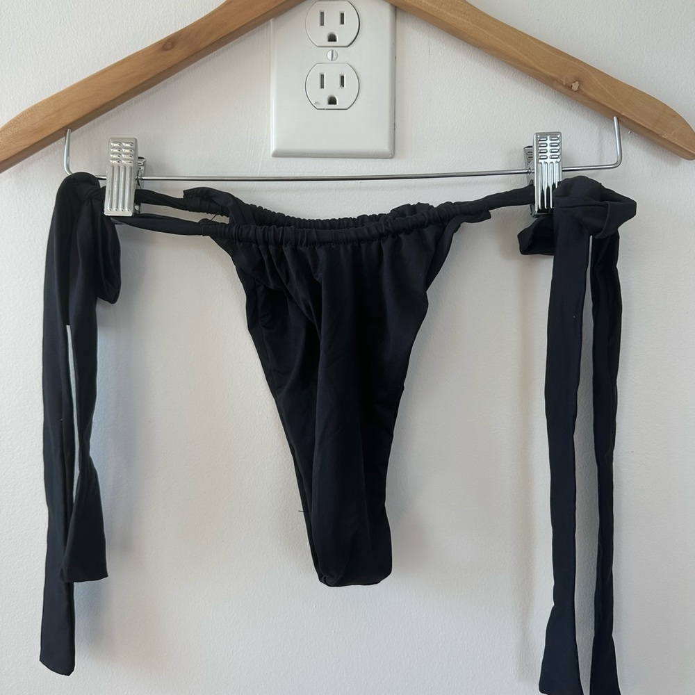 Frankie’s Bikinis Black Bottoms